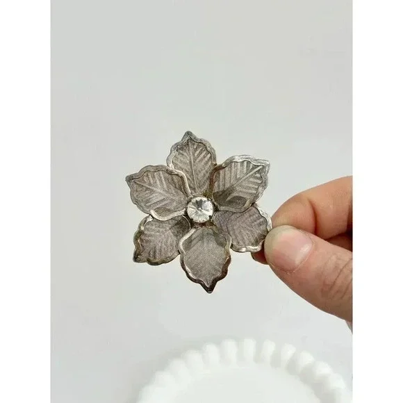 Silver Tone Rhinestone Adorned Vintage Snowflake  / Floral Brooch Pin - Picture 8 of 8